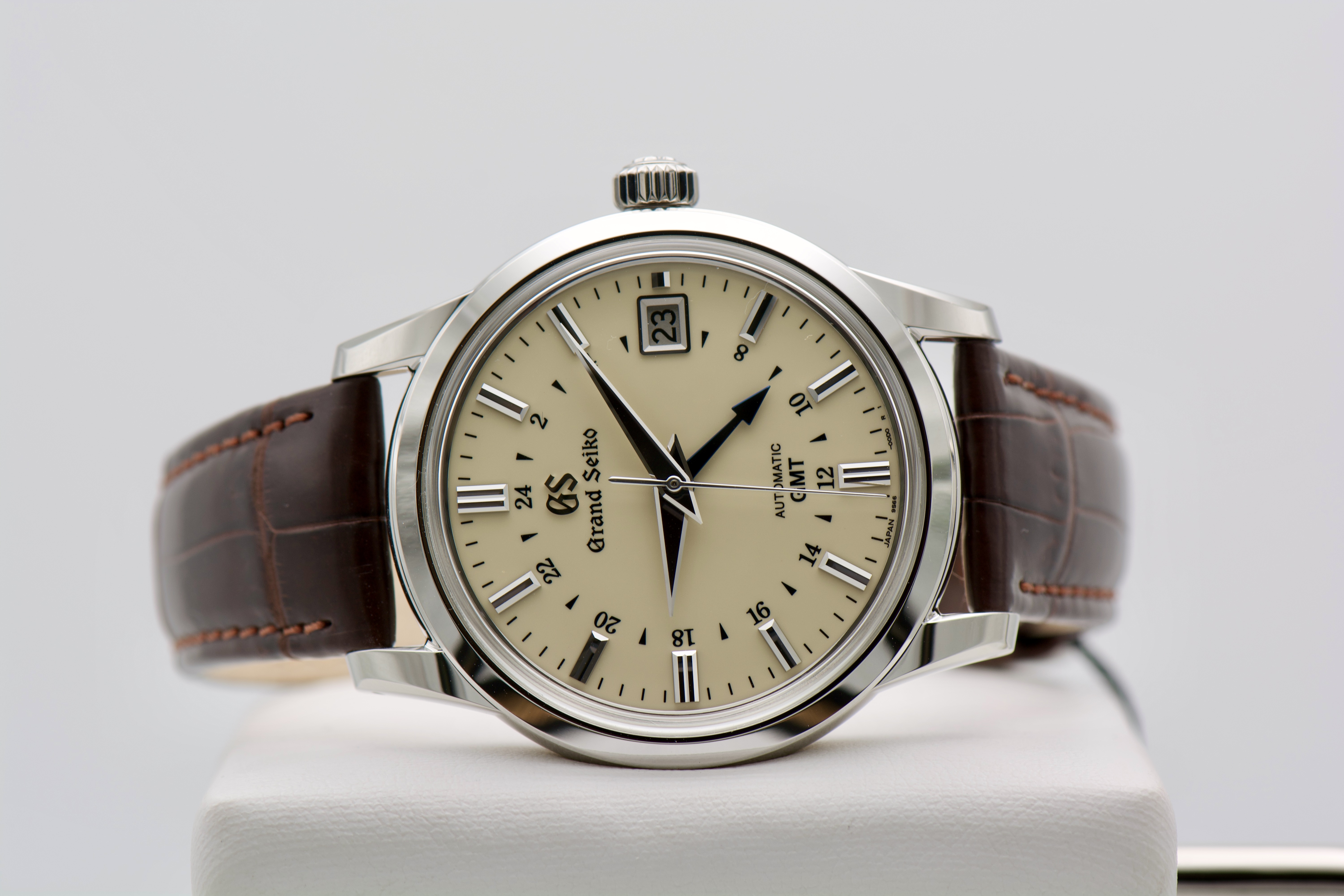 Grand Seiko SBGM221 GMT - Image 2